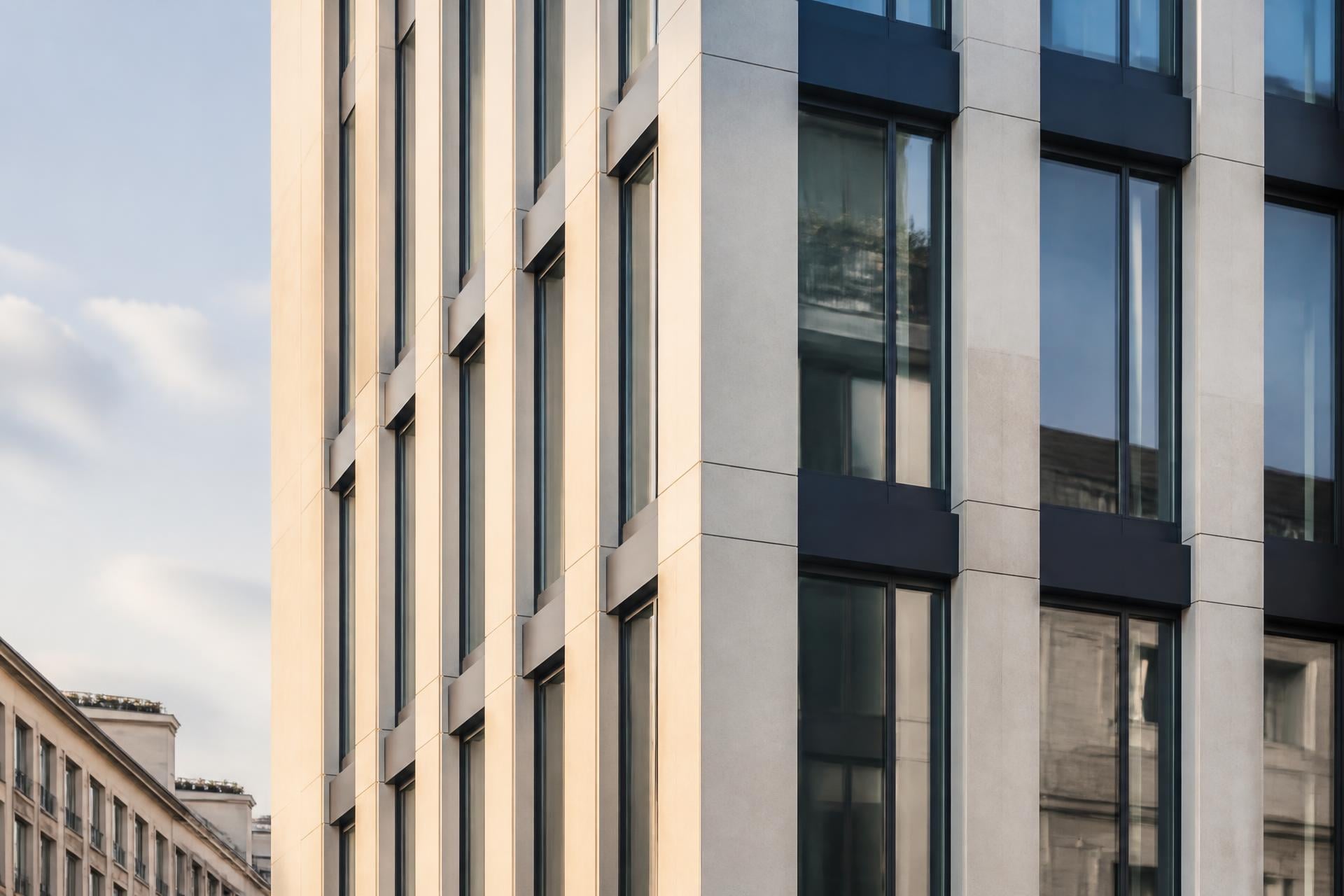Architettura contemporanea milanese, facciata in pietra e vetro con luce naturale